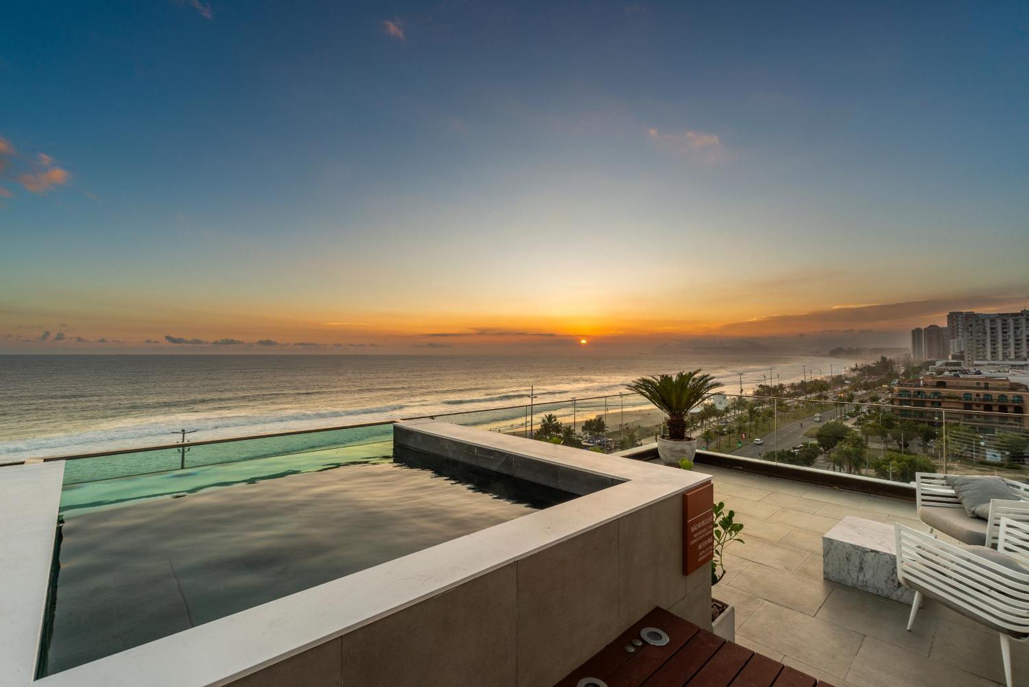 Lifestyle Laghetto Collection Hotel Rio de Janeiro Exterior foto Sunset at the rooftop pool